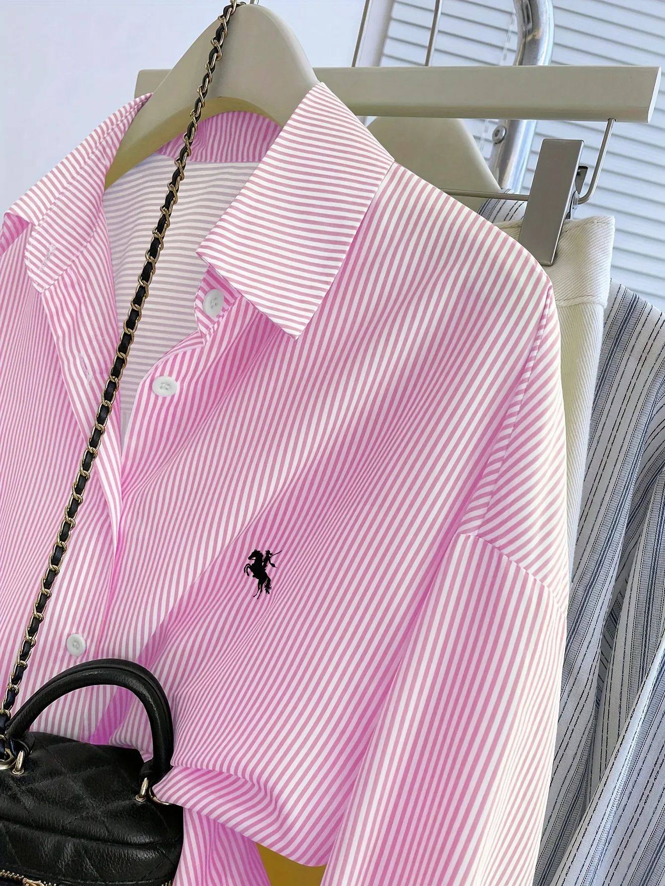Langärmliges Damenhemd, rosa gestreiftes Damenhemd mit Ritter-Print und Knöpfen vorne, lässiges Langarmhemd, ganzjährig tragbar, geeignet – Detail 6
