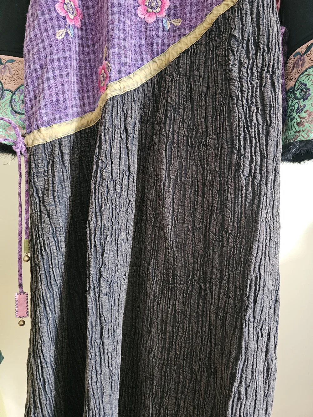 Luxuriöses Kleider-Set aus Baumwolle und Leinen, Patchwork-Schultergurt, Vintage-Kleid + schwarzes Elastizitäts-T-Shirt, Winter-Stickerei-Tops