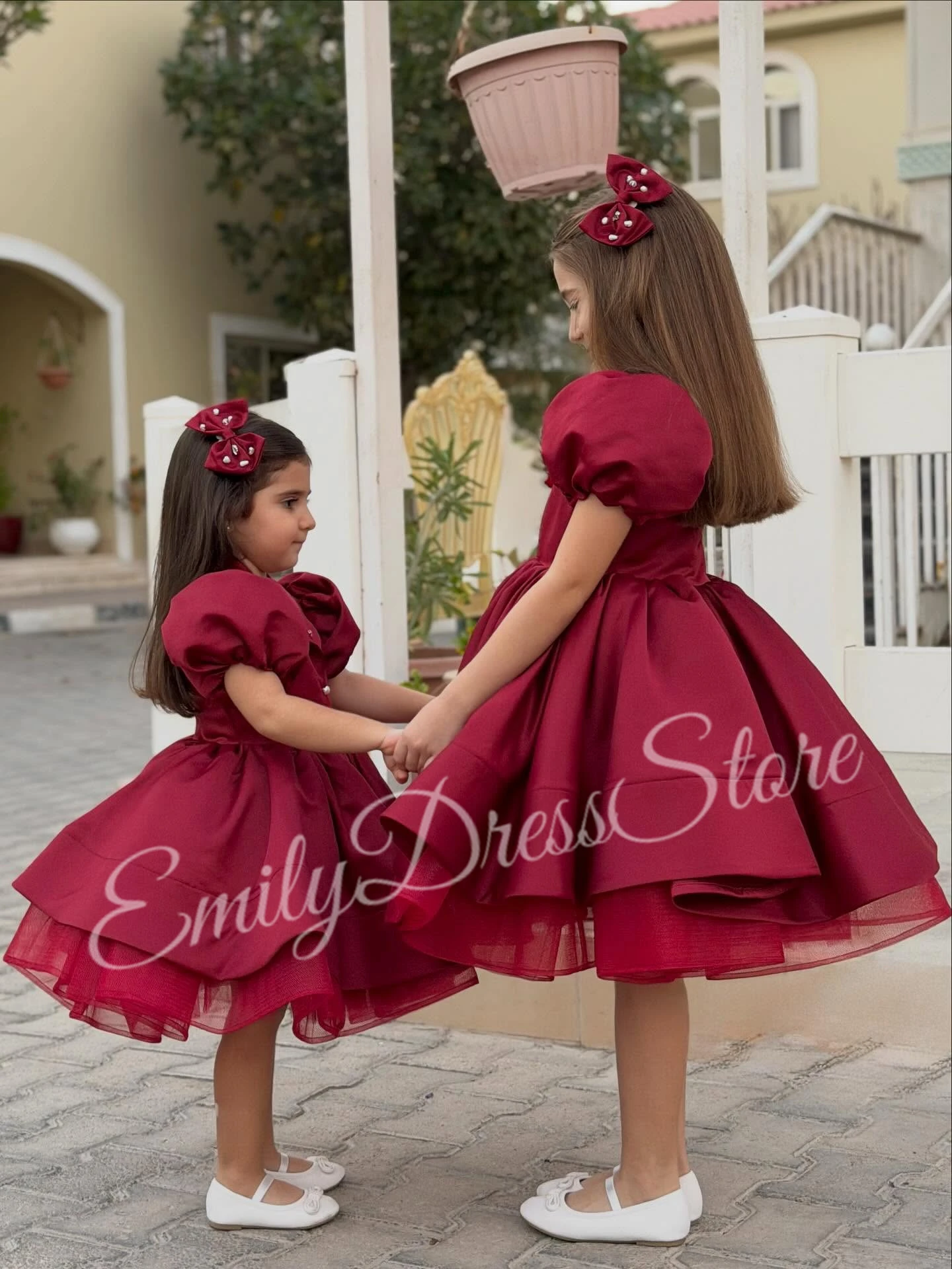 ชุดเดรสเด็กผู้หญิงสีไวน์แดงแบบสั่งตัดสำหรับงานแต่งงาน คอวี ผ้าซาตินประดับมุก สำหรับงานวันเกิด งานเพื่อนเจ้าสาว งานเลี้ยง งานรับศีลมหาสนิท ชุดราตรี