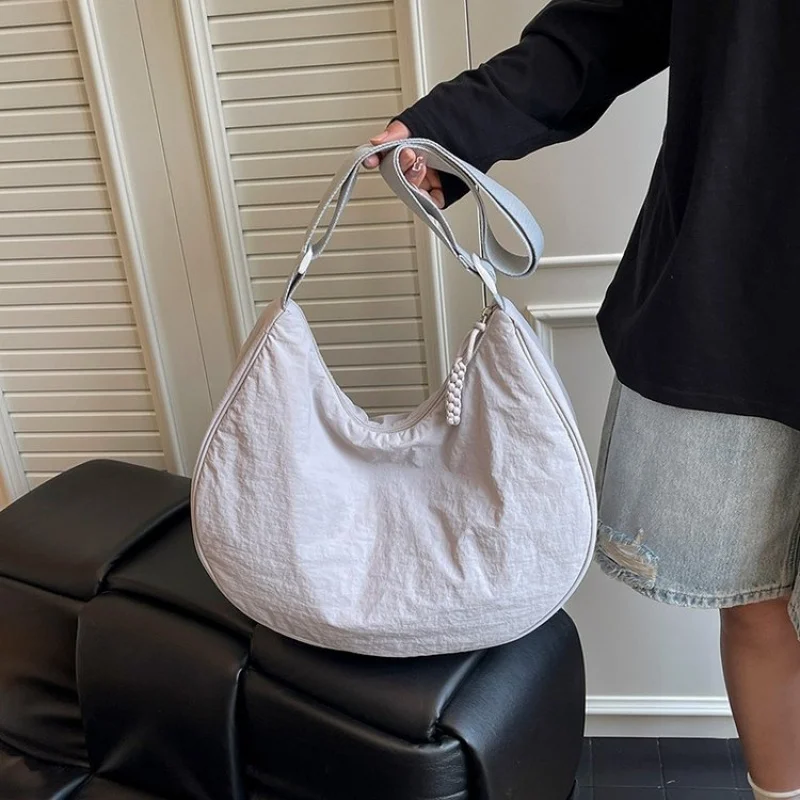 

Винтажная женская сумка художника большого формата и роскошной кожаной конструкцией