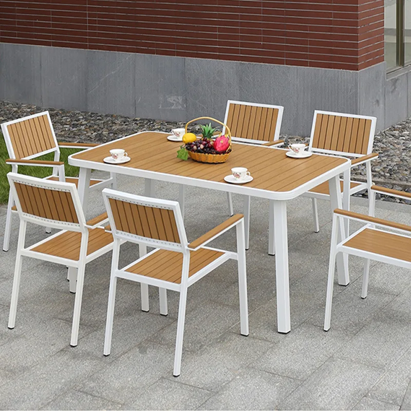 

Customizable outdoor table