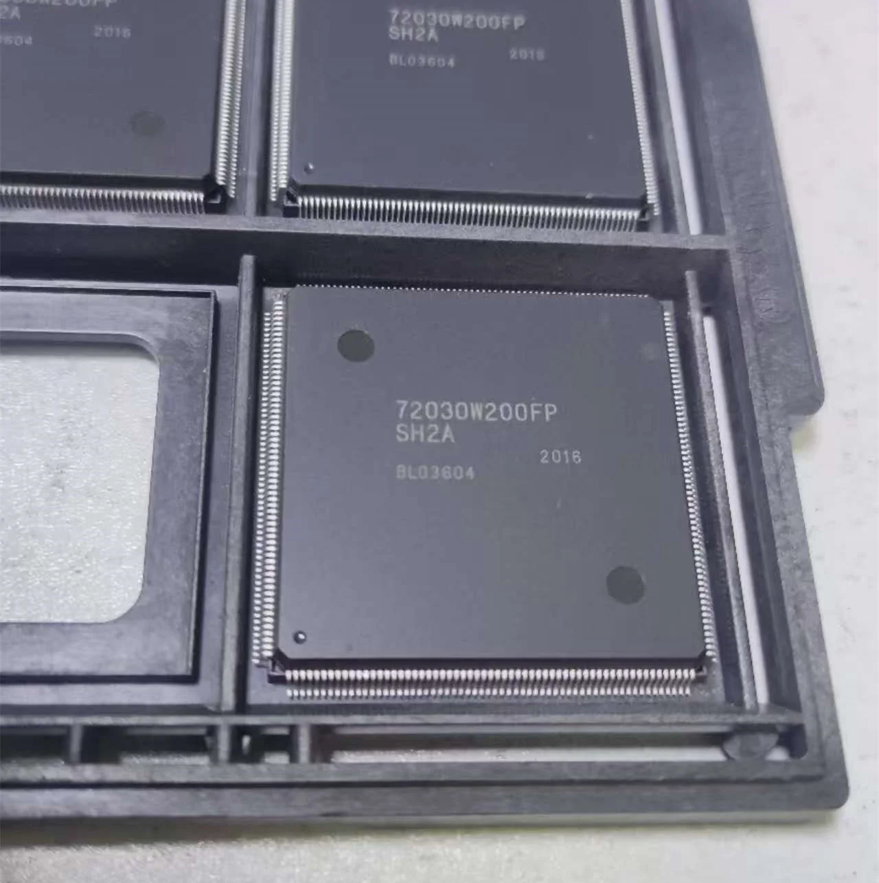 

1~10pcs/lot R5S72030 R5S72030W200FP 72030W200FP QFP-240 New 100% quality