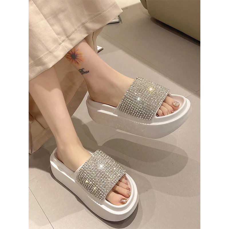 

Женские шлепанцы на танкетке со стразами 2026: летние, блестящие, с кристаллами, на толстой подошве, для прогулок, серебристые, нескользящие, повседневные, пляжные туфли