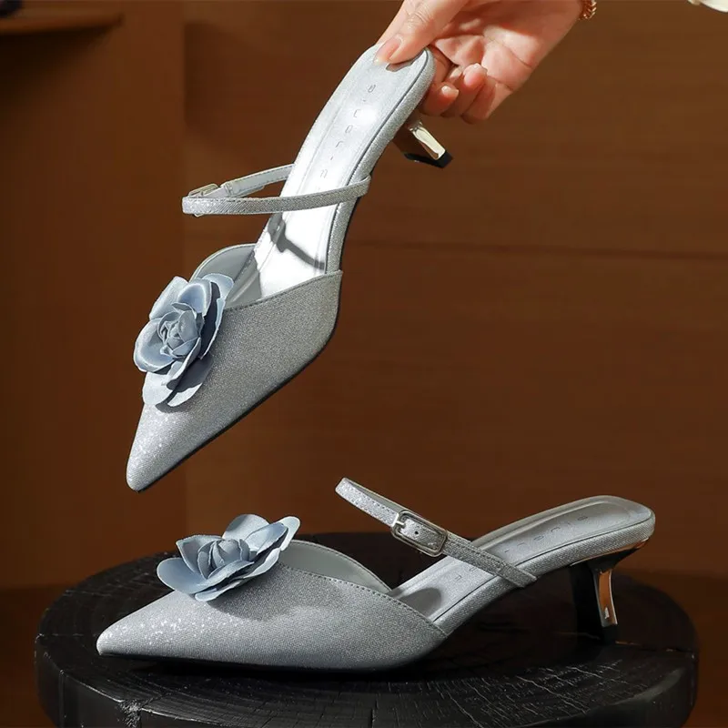 Sandalias deslizantes de tacón medio con punta estrecha para mujer, tacones altos plateados decorados con flores elegantes, zapatillas cómodas con talón descubierto