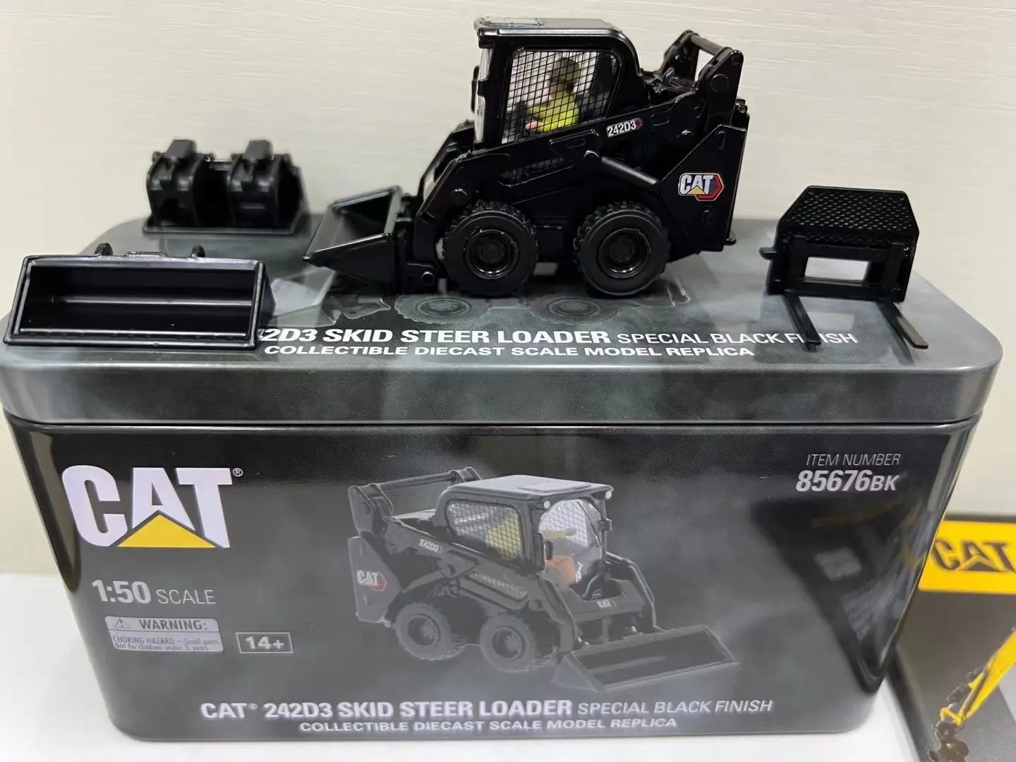 242D3 SKID STEER LOADER TOOLS BLACK 1:50 SCALE DIECAST MASTERS 85676BK