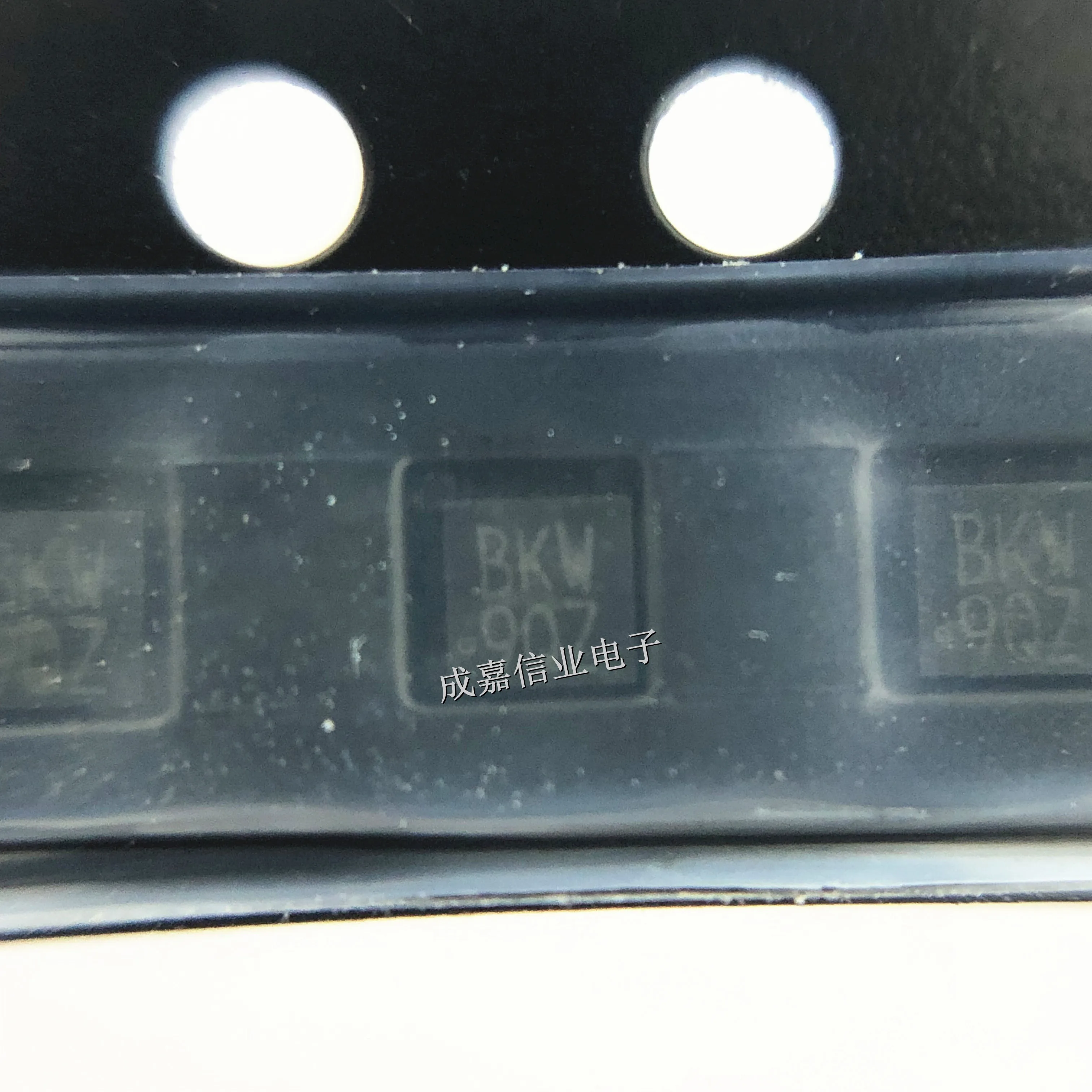 10 個/ロット SIB455EDK-T1-GE3 SC75-6 マーキング;BKW N チャネル MOSFET 9A 12V 22mOhms 動作温度:- 55 C-+ 150 C