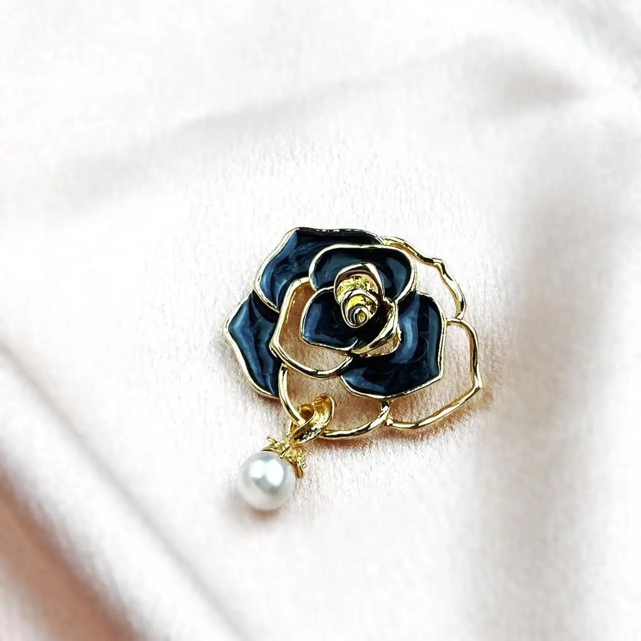 Elegant White Black Camellia Flower Brooches Pins For Women Beautiful Flower Plant Dressing Clothes Corsage Jewelry Accessories