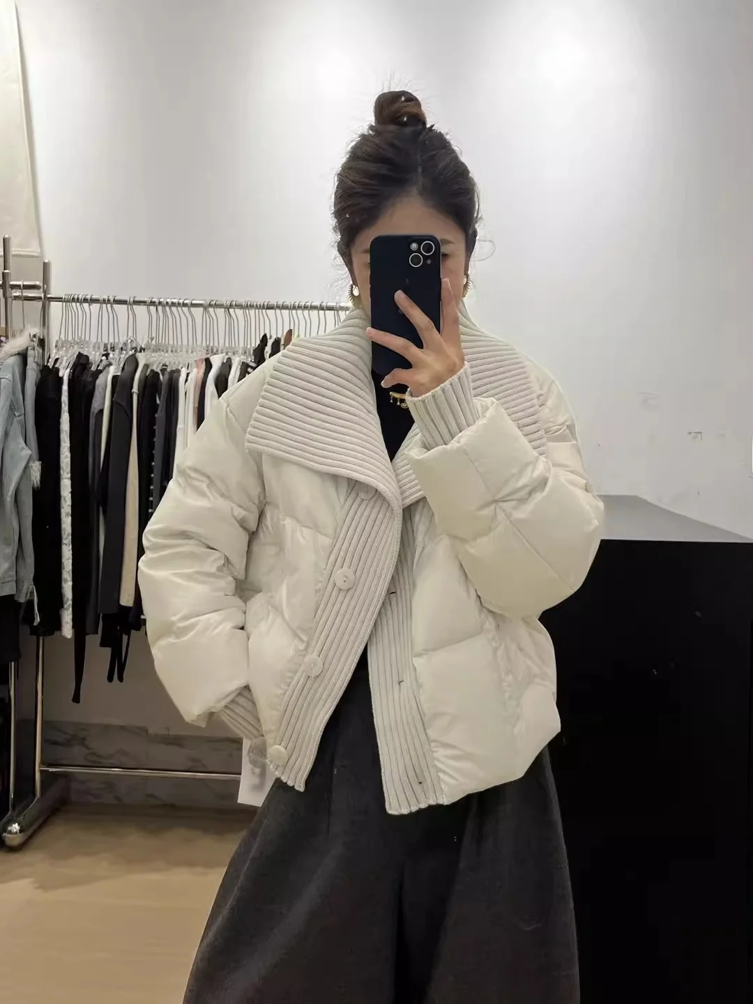 

Женская утепленная вязаная куртка-пальто в стиле «хлебный пуховик» с воротником-стойкой и дизайнерскими вставками, теплая зимняя верхняя одежда