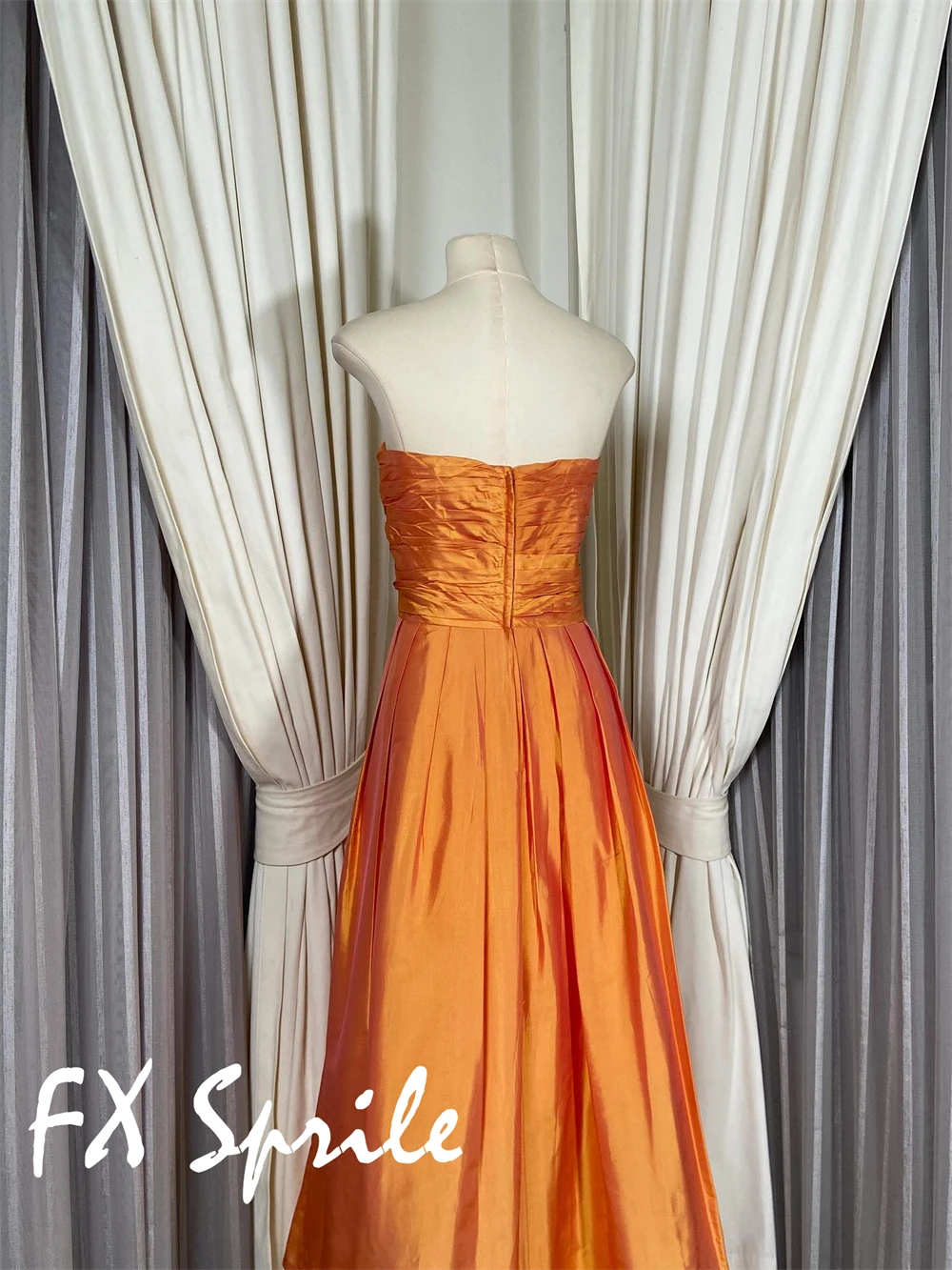 

Customized Sparkly Orange Satin Evening Dress Luxury Strapless Sleeveless Homecoming Dresses Fashion Special Occasion Gowns