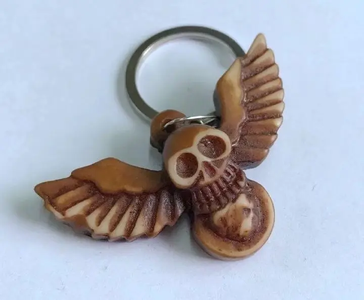 15 pcs Cool Boy Men's demon skull wing Totem Keyrings Imitation Yak Bone Carved Resin Keychains Car Key Rings Jewelry Gifts  ymm