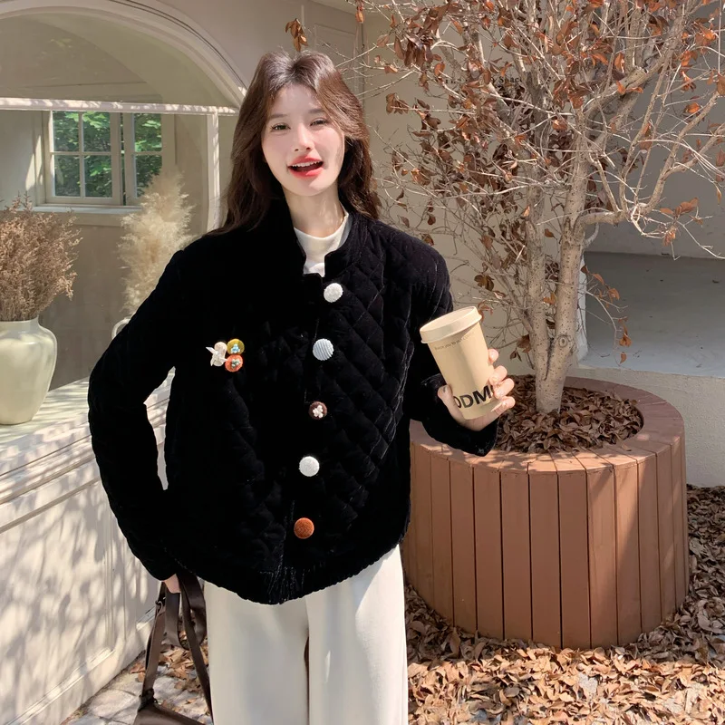 سترة نسائية لخريف وشتاء 2025 النسخة الكورية الجديدة من المخمل الذهبي بتصميم قصير وخفيف الوزن وأزرار ملونة دافئة من القطن #3