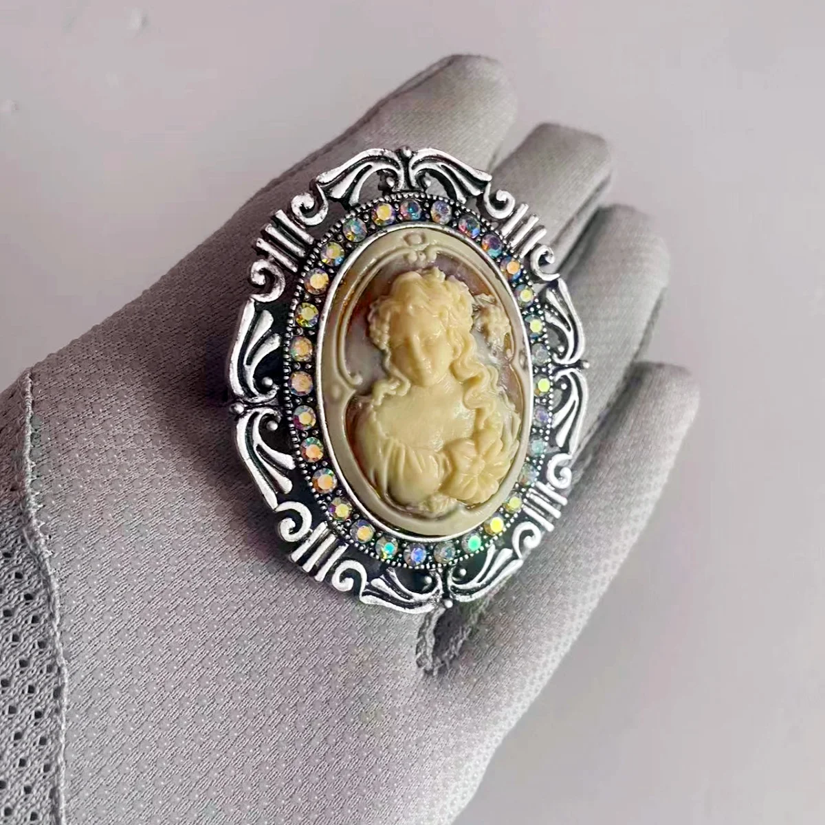 

MITTO FASHION JEWELRIES AND HIGH-END ACCESSORIES RHINESTONES PAVED AURORA CAMEO VINTAGE PIN WOMEN DRESS BROOCH