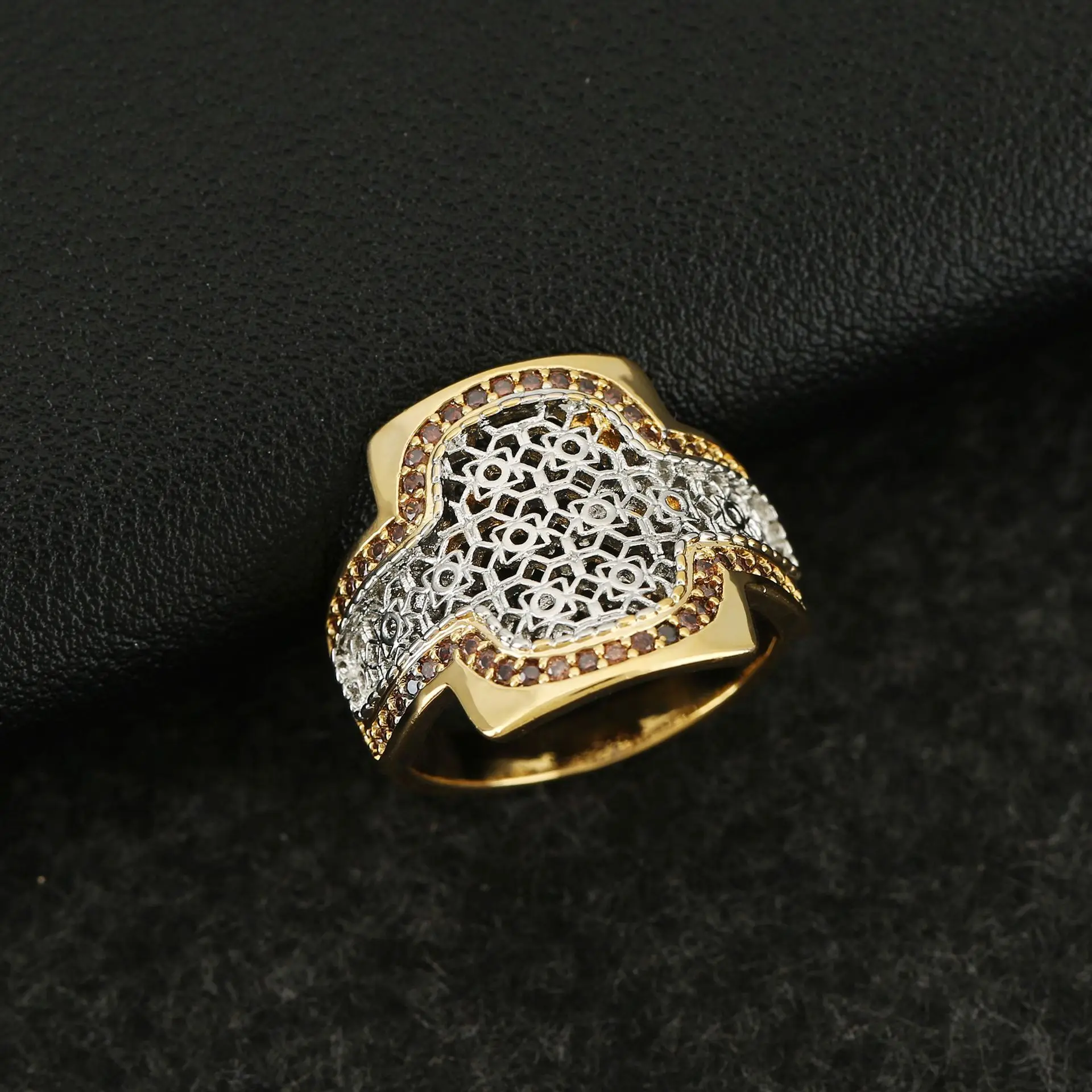 Light Luxury Retro Hollow Geometric Two-Tone Ring Vintage Court Style Delicate Women Finger Ring Party Jewelry Gift
