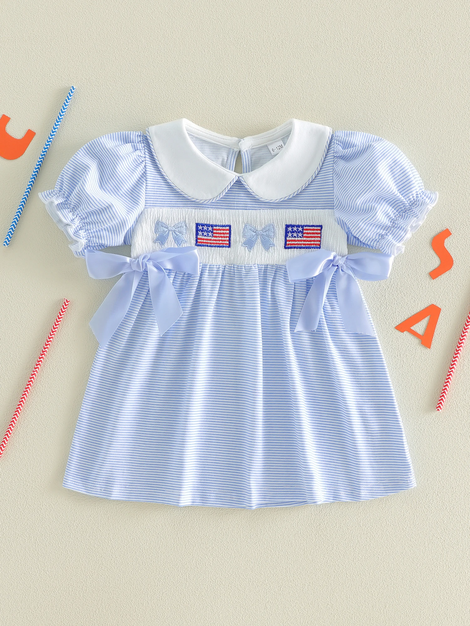 

Милое патриотическое платье для девочек с принтом в виде звезд и полосок, бантом и воротником-куклой для празднования 4 июля.