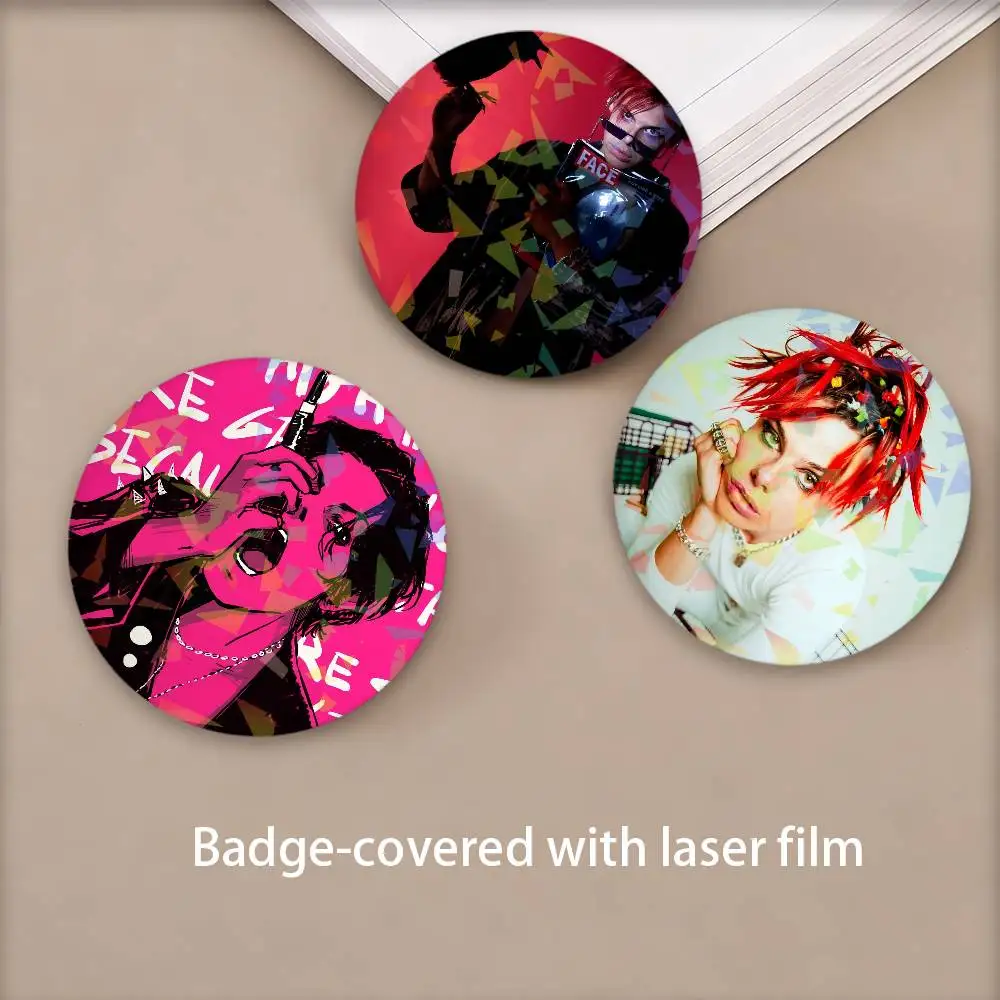 Y-YUNGBLUD Sänger Abzeichen Runde Exquisite Abzeichen Broschen Kreative Pins Für Kleidung Laser Hut Rucksack Geschenk Zubehör
