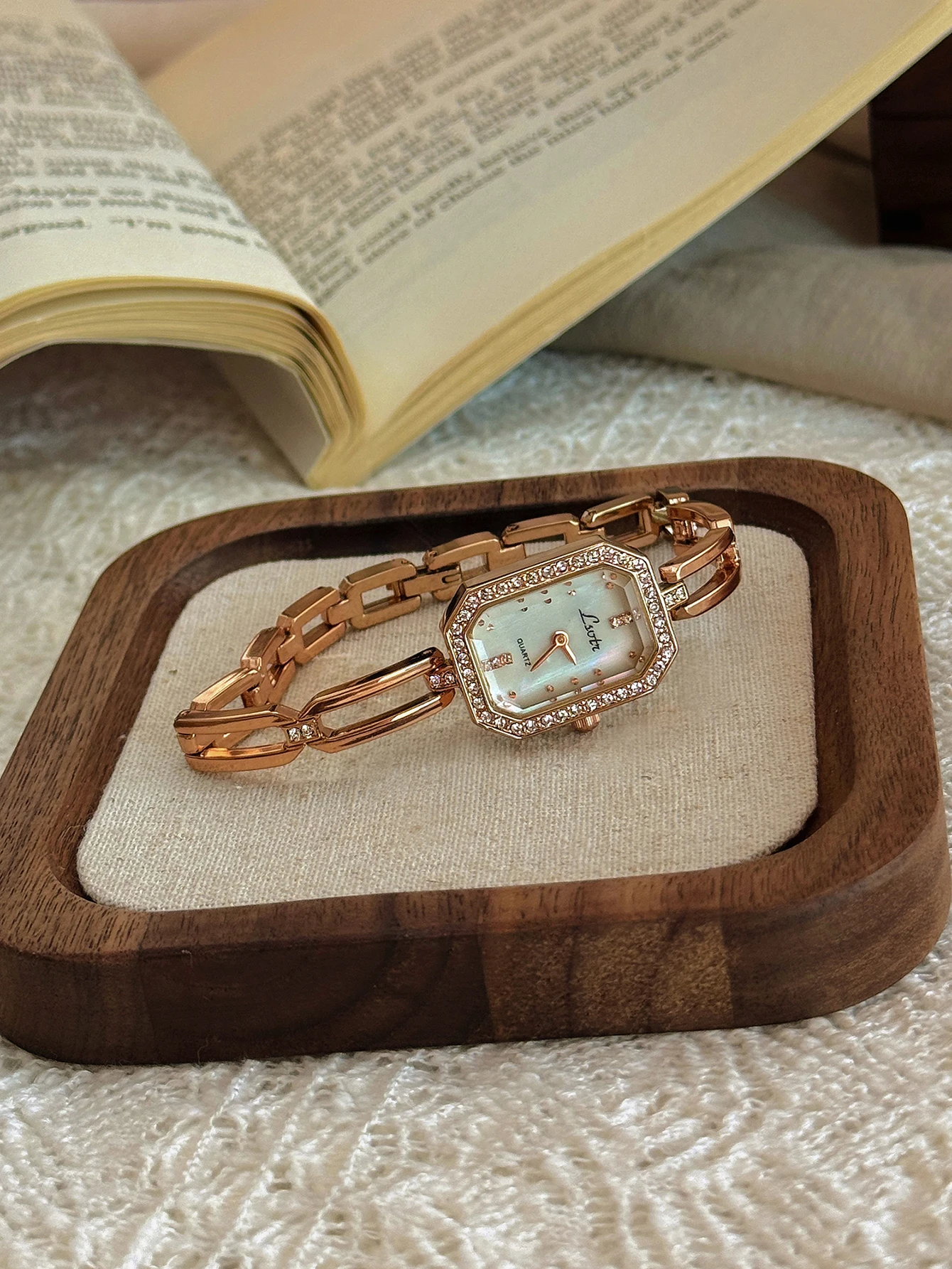 1 Piece of Gold New French Fashion Elegant Small and Exquisite Inlaid Rhinestone Bracelet Women's Watch Mother-Of-Pearl Dial Simple Elegant Retro Accessible Luxury Versatile Waterproof Watch Women's Quartz Watch