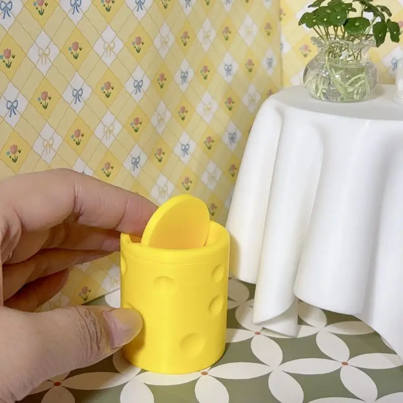 Xm1Pcs シーンデコレーション ドールハウスアクセサリー ドールハウスシミュレーション チーズ ミニフリップカバー ゴミ箱 ダストビン おもちゃモデル