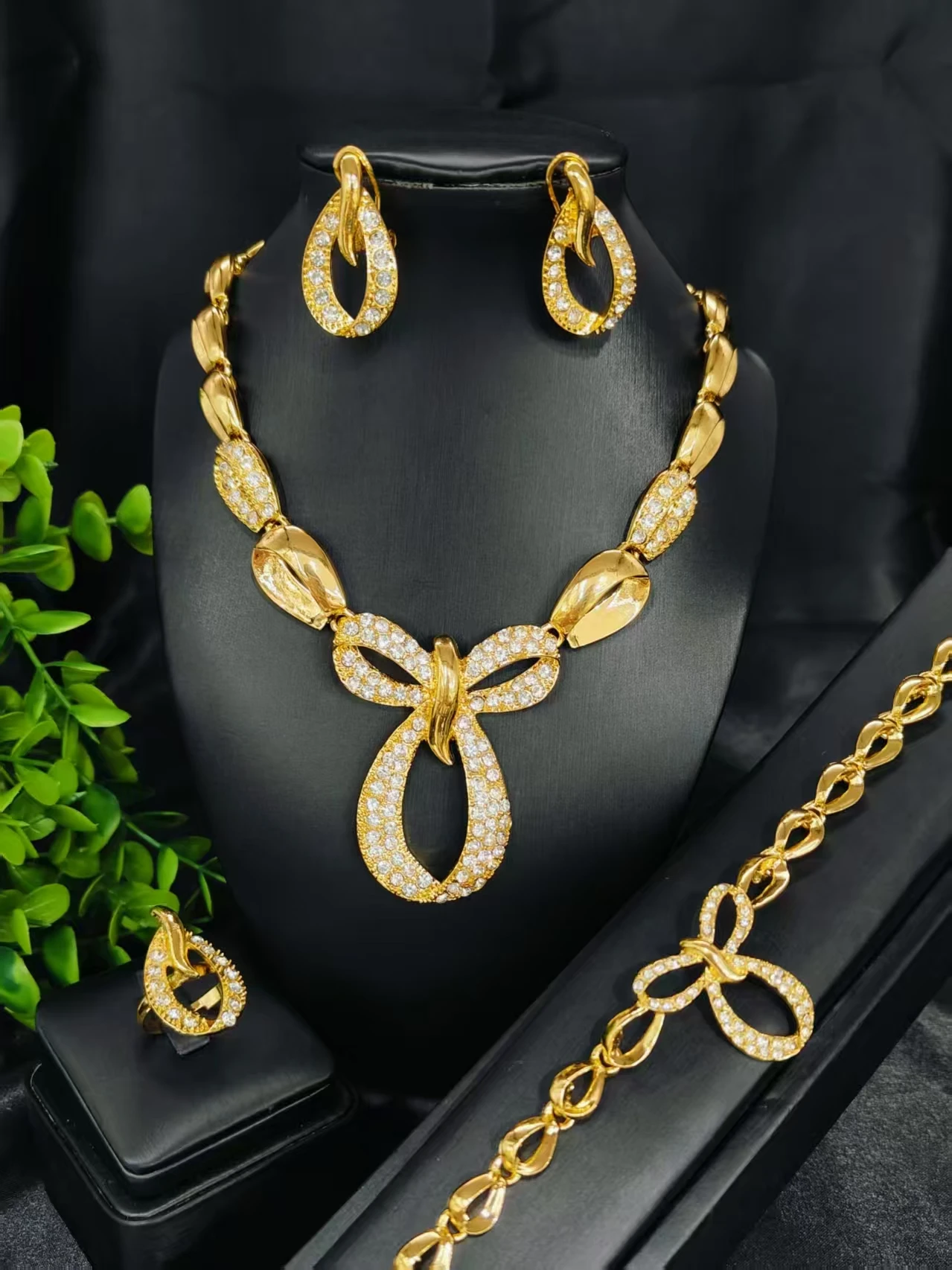 

Gold Color Luxury Women Jewelry Set With Necklace Bangle Ring Earrings Fashion Design Jewelry Gift For Party Wedding