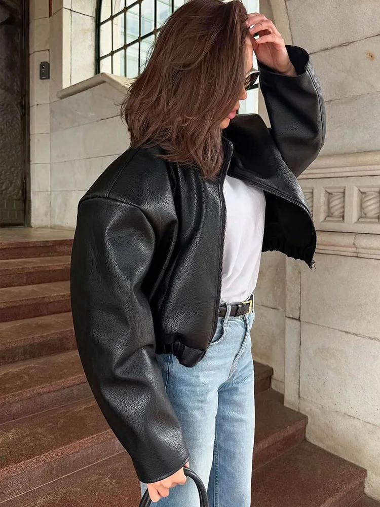 เสื้อแจ็คเก็ตหนัง MCDV แฟชั่น 2026 สำหรับผู้หญิง ทรงหลวม คอตั้ง ซิป แขนยาว มีกระเป๋า สไตล์บอมเบอร์ ชิค เหมาะสำหรับใส่ไปทำงานหรือใส่ลำลอง