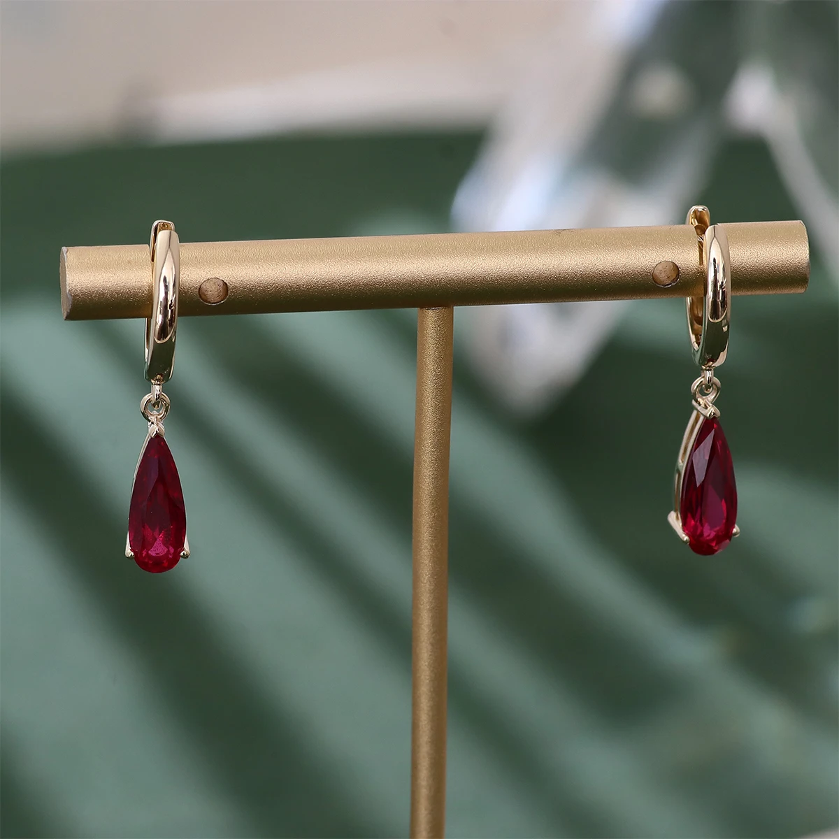 

Прованские серьги-капли из желтого золота 10 карат с лабораторным рубином 4,5*12 мм для женских ювелирных изделий, длинные серьги грушевидной огранки с лабораторным драгоценным камнем, подарок