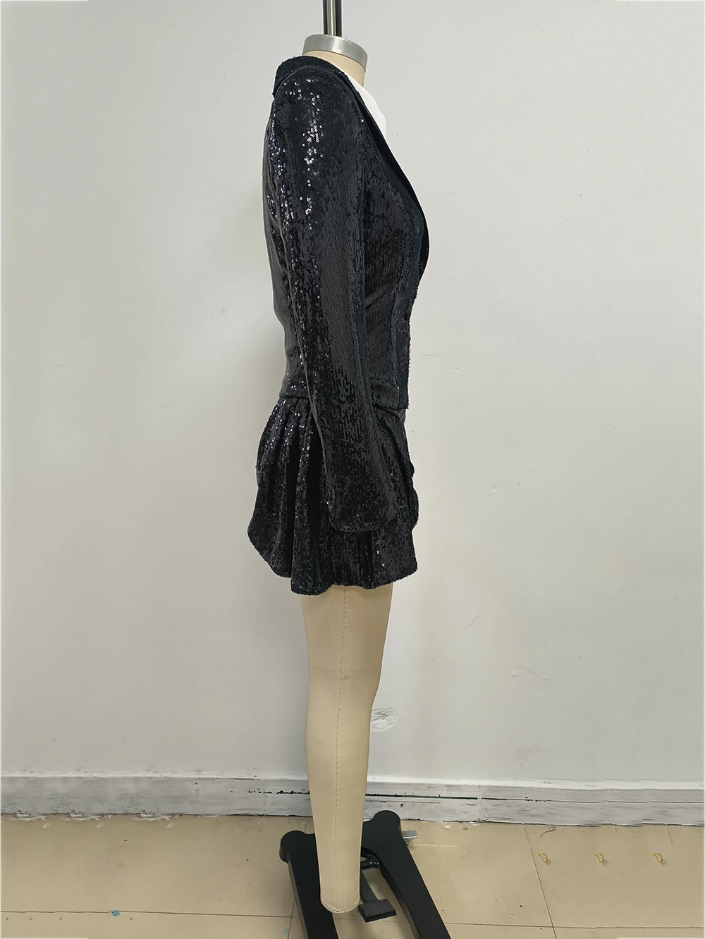 Nowy Zestaw Dwuczęściowy: Czarna Kurtka i Koszula z Cekinami w Stylu Nowej Mody, Idealny na Co Dzień, z Dopasowaną Mini Sukienką.