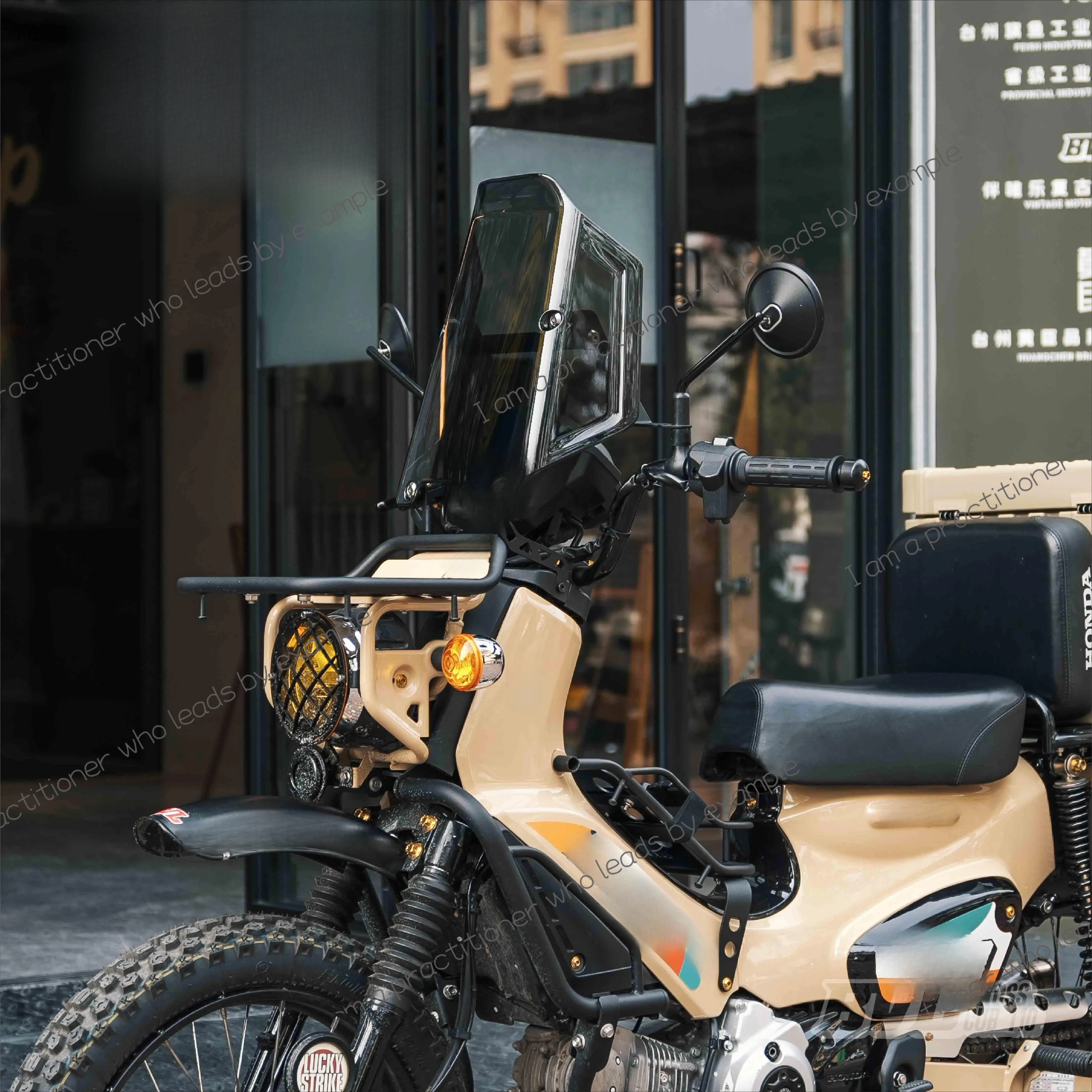 ホンダカブCC110のフロントガラスに適しています。フロントガラスは射出成形されたPC製で、カーボンファイバー製のナビゲーションバーが付いています。