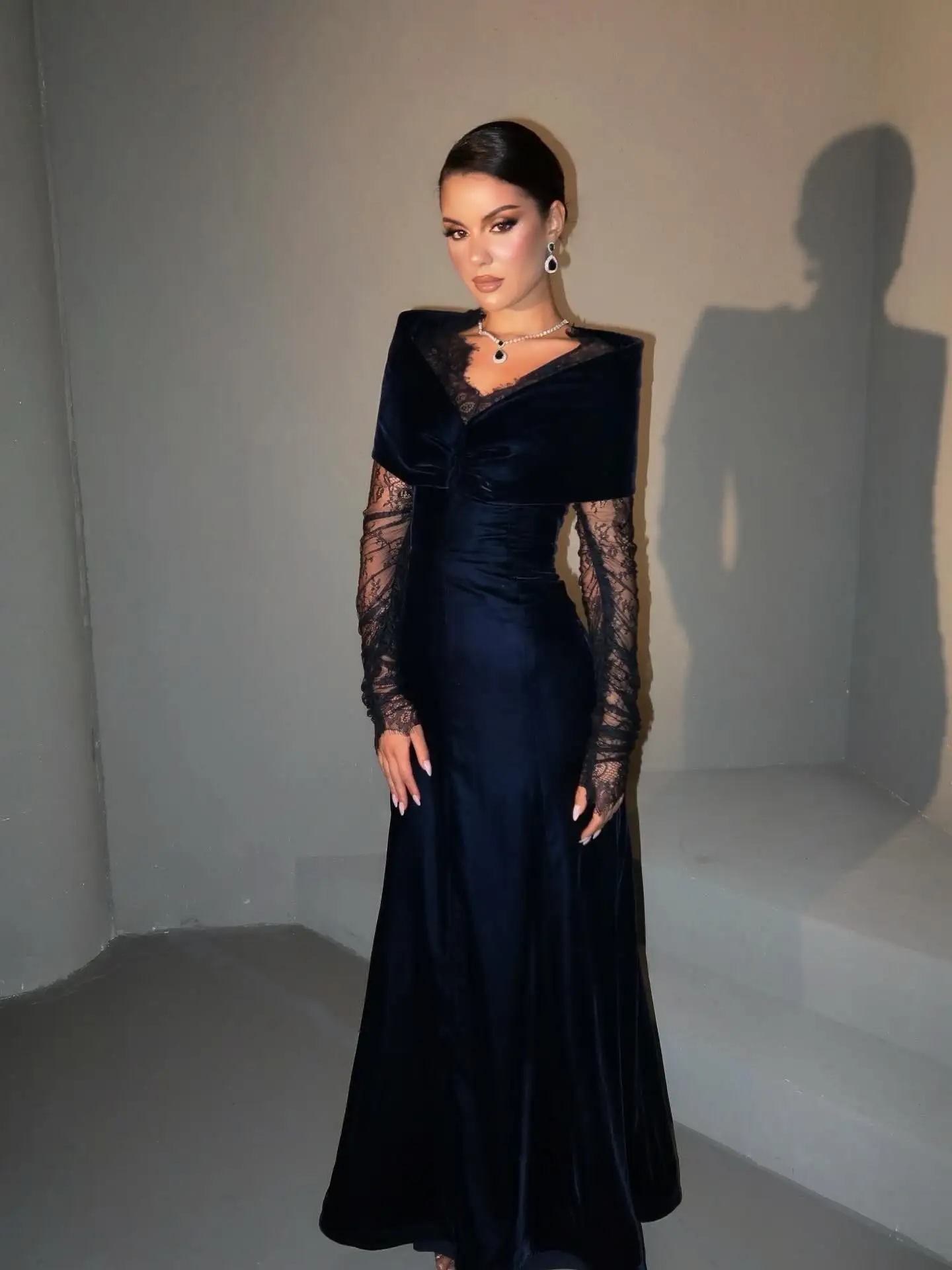 

Customized Elegant V-neck Prom Gown Women's Velvet Lace Wedding Party Evening Dress and Floor-length Formal Occasion Dresses