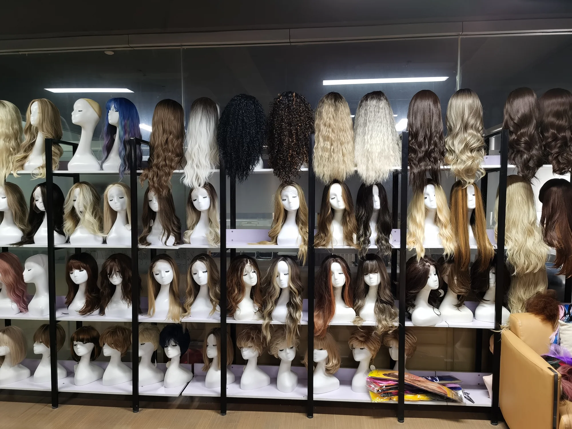 EASIHAIR Lange blonde synthetische Perücken für Frauen, gerade, geschichtete Naturhaar-Perücken mit Pony, hitzebeständige Perücken für den täglichen Gebrauch – Detail 21