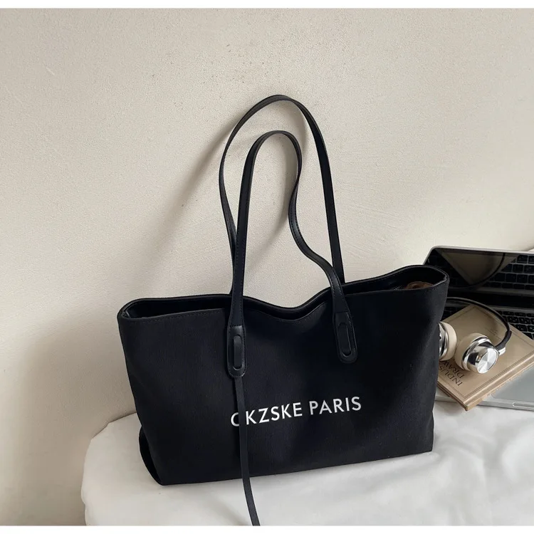 2025 حقيبة عصرية تحت الإبط لها قماش سعة كبيرة محفظة حمل حقيبة كتف كروسبودي عادية ركاب موضة علامة الحروف ​ ​