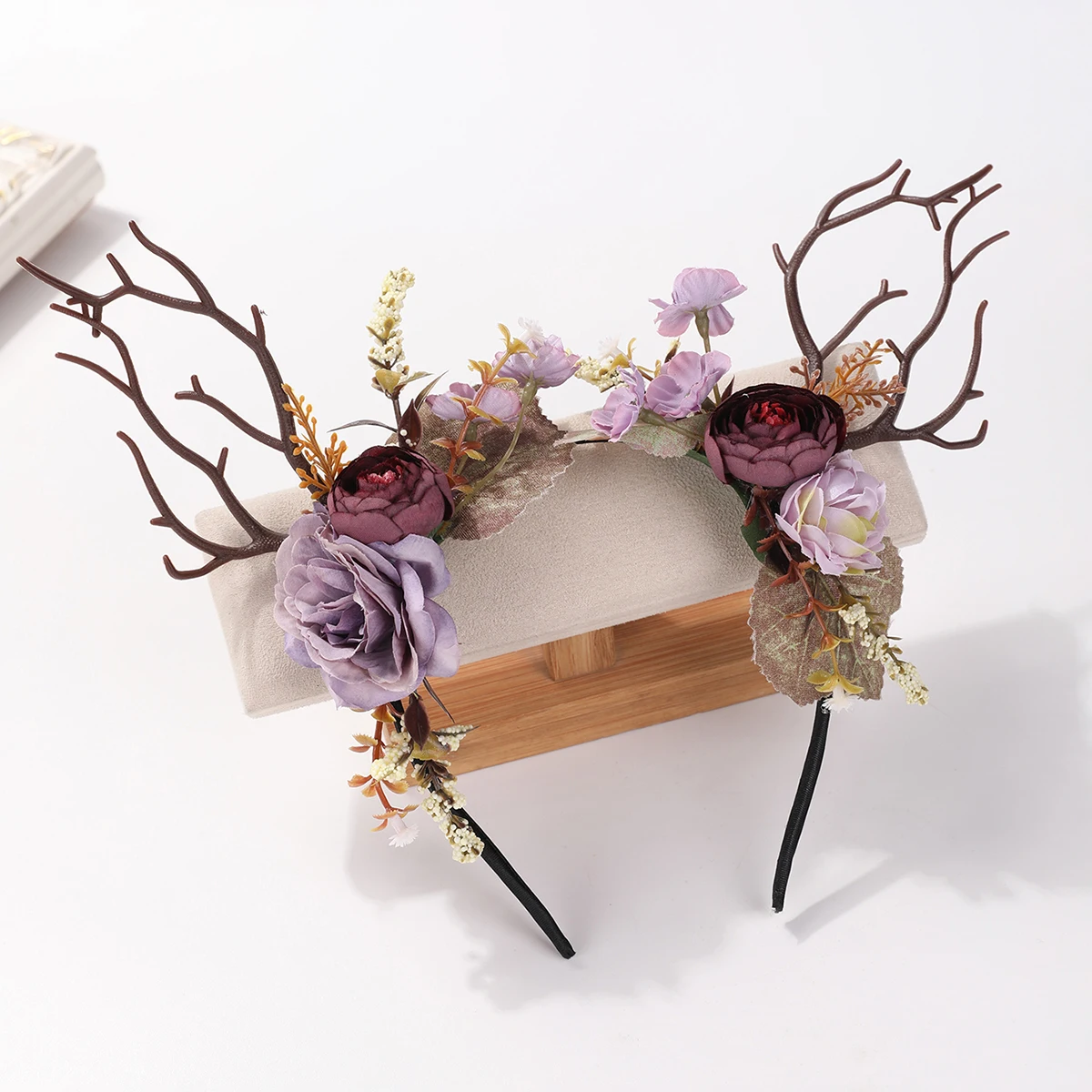 Vintage Haarband mit Hirschgeweih und Blumen im Wald-Stil – Realistisches lila Rosenzweig-Stirnband – Halloween- und Weihnachts-Cosplay-Fotorequisite – Detail 5