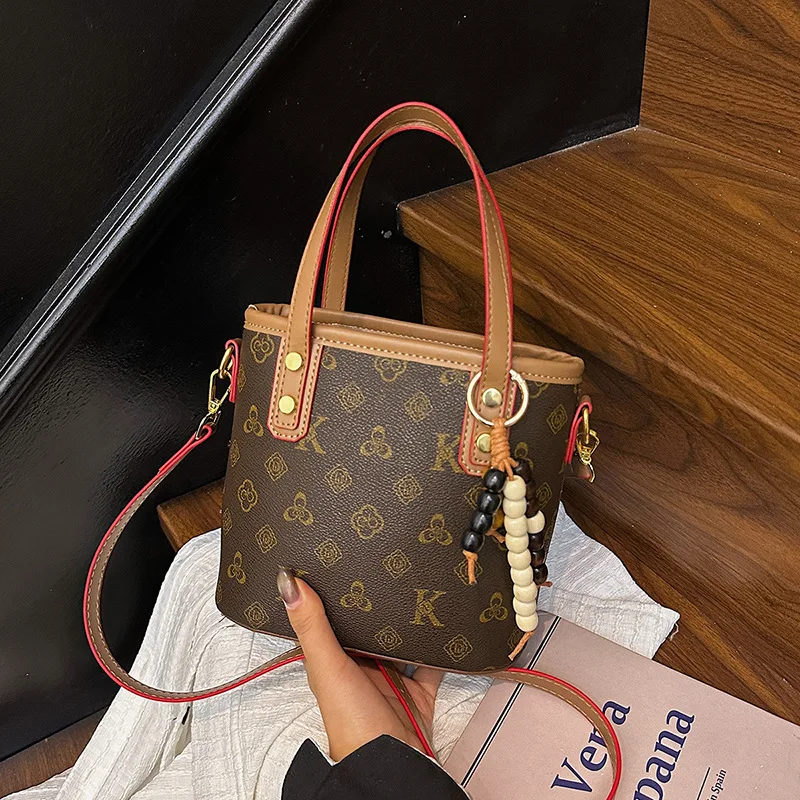 

Сумка-ведро с монограммой 2025 года, женская сумка Luxe Market, модная сумка через плечо, универсальная сумка через плечо, шикарная сумка «день-ночь» ​