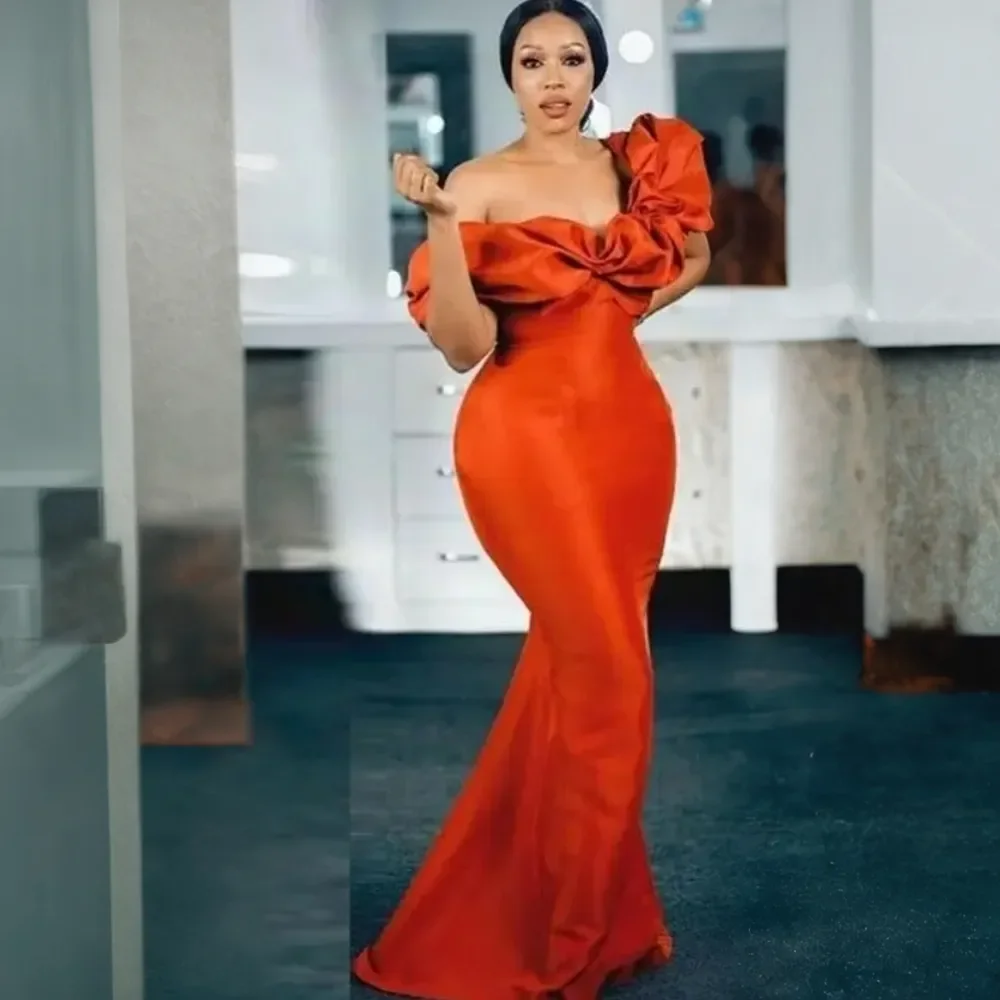 Abiti arancioni Sirena monospalla senza schienale in raso elastico Sweep Train Abiti da damigella d'onore Stile semplice Eleganti ospiti di nozze Go
