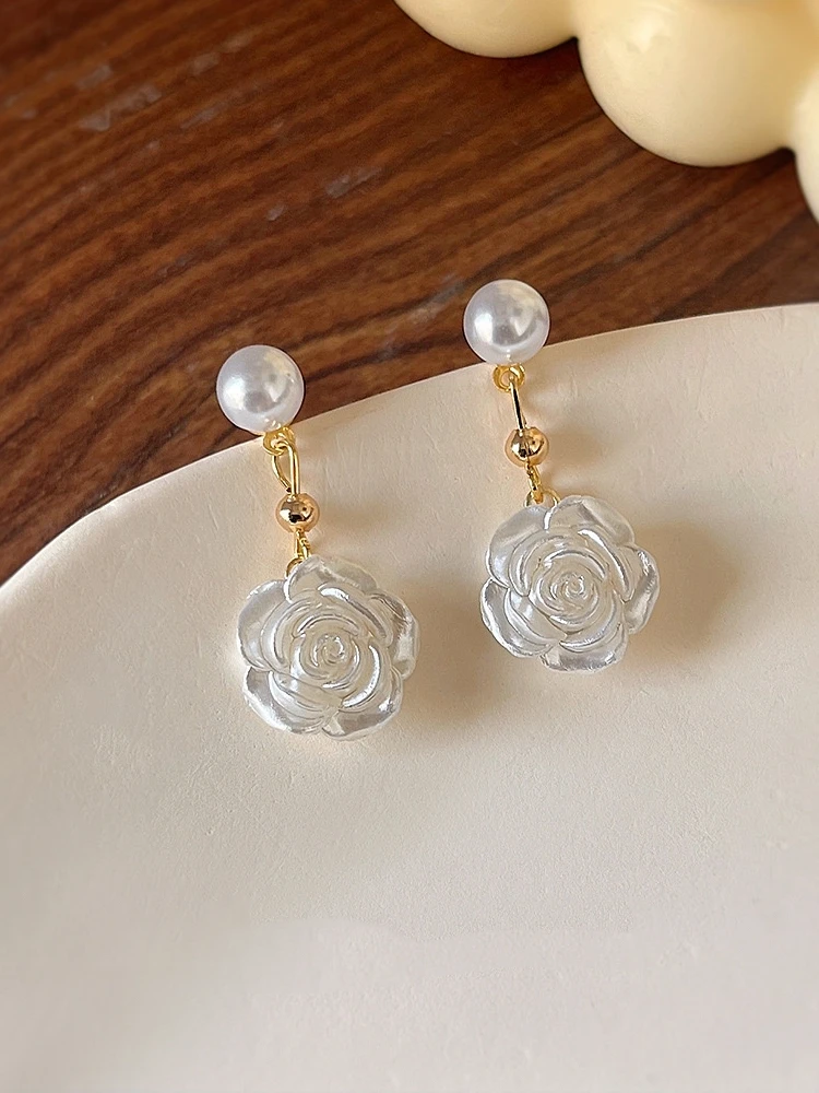 Camellia pearl earrings with sweet temperament