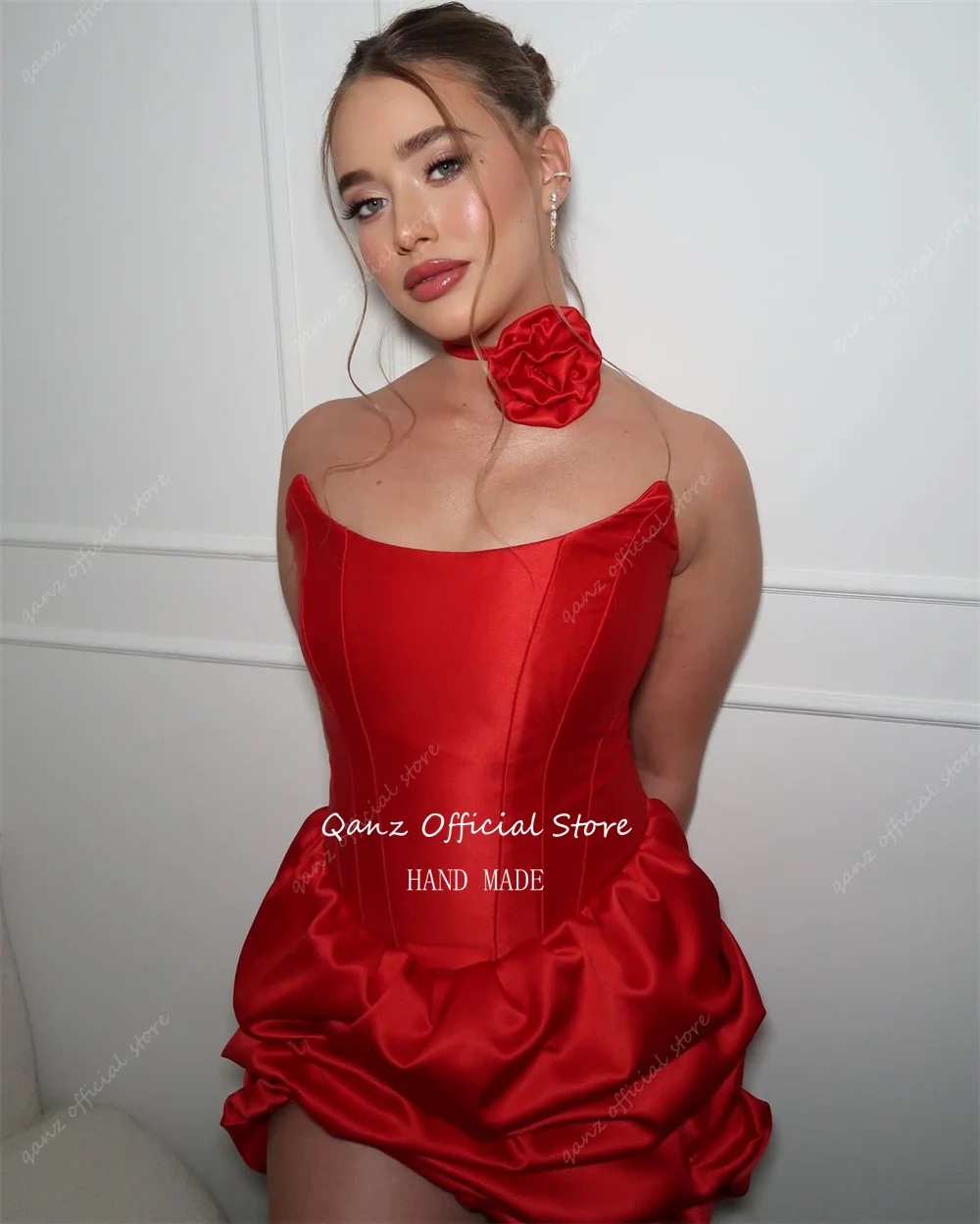 Qanz فساتين لحضور الحفلات الموسيقية الصغيرة الحمراء المثيرة من الساتان الكشكشة فوق الركبة لحفلات أعياد الميلاد بأربطة من الخلف فيستدوس فييستا دي لوجو مخصصة