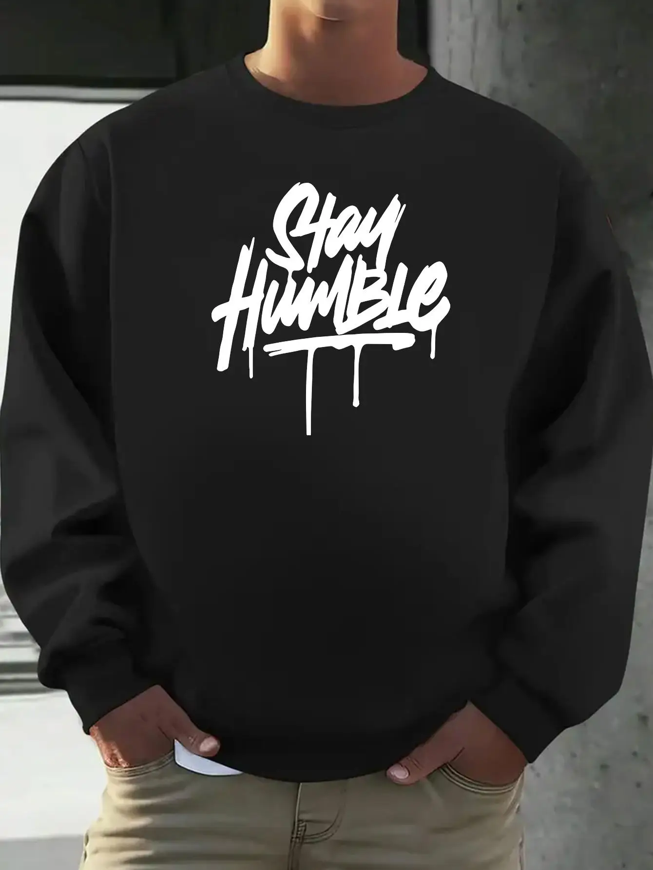 

Stay Modest Вдохновляющий свитер с принтом — черный повседневный свитер с круглым вырезом и длинными рукавами, обычная версия с