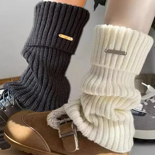 Imagen 1 del producto Calentadores de piernas de otoño e invierno, calcetines japoneses con etiqueta de Metal, cubierta de pie cálida tejida para mujer, medias Y2K blancas y negras, calentadores de piernas