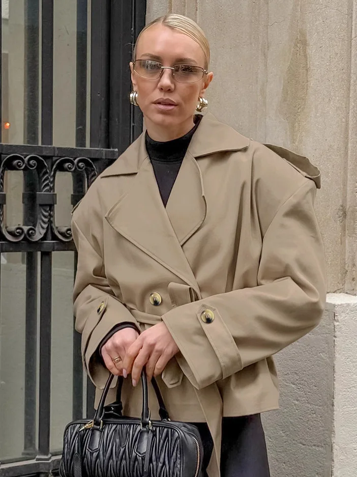 Modieus casual windjack met riem, midi-lengte, kaki kleur, nieuw herfstontwerp, trendy, geschikt voor woon-werkverkeer, van polyester.