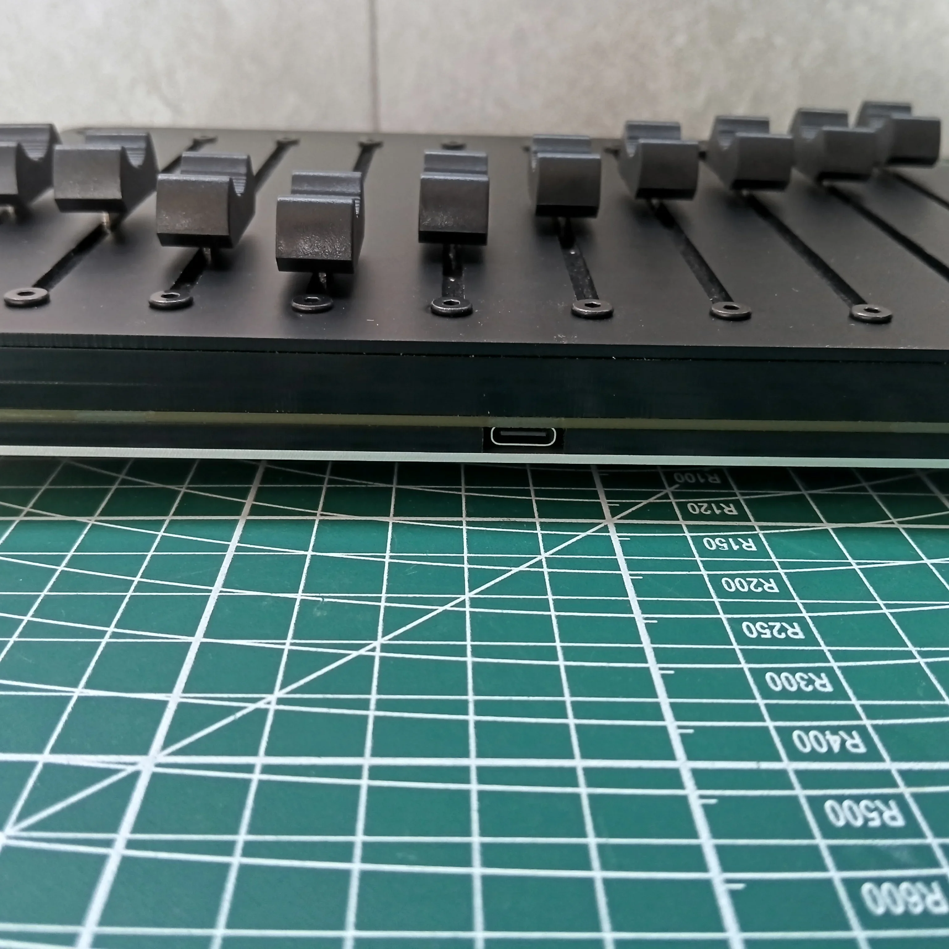 10 channel fader with customizable CC information USB interface  music host software  MIDI controller
