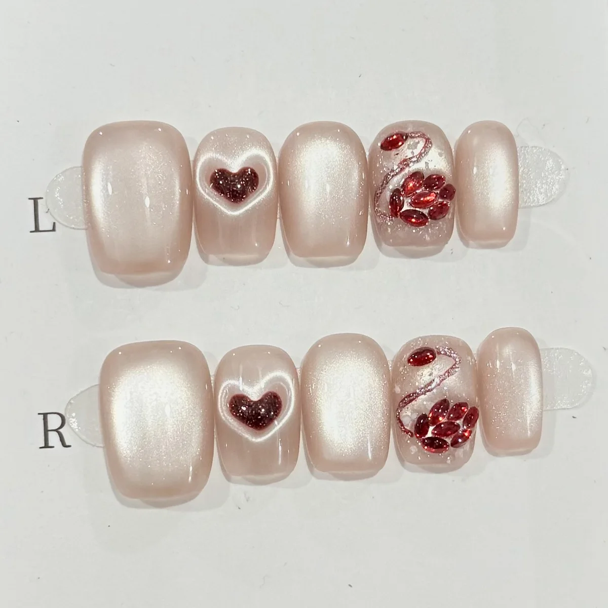 

10 шт. накладных ногтей «Кошачий глаз» ручной работы, красные, с сердечками, короткие квадратные, полное покрытие, для женщин и девушек