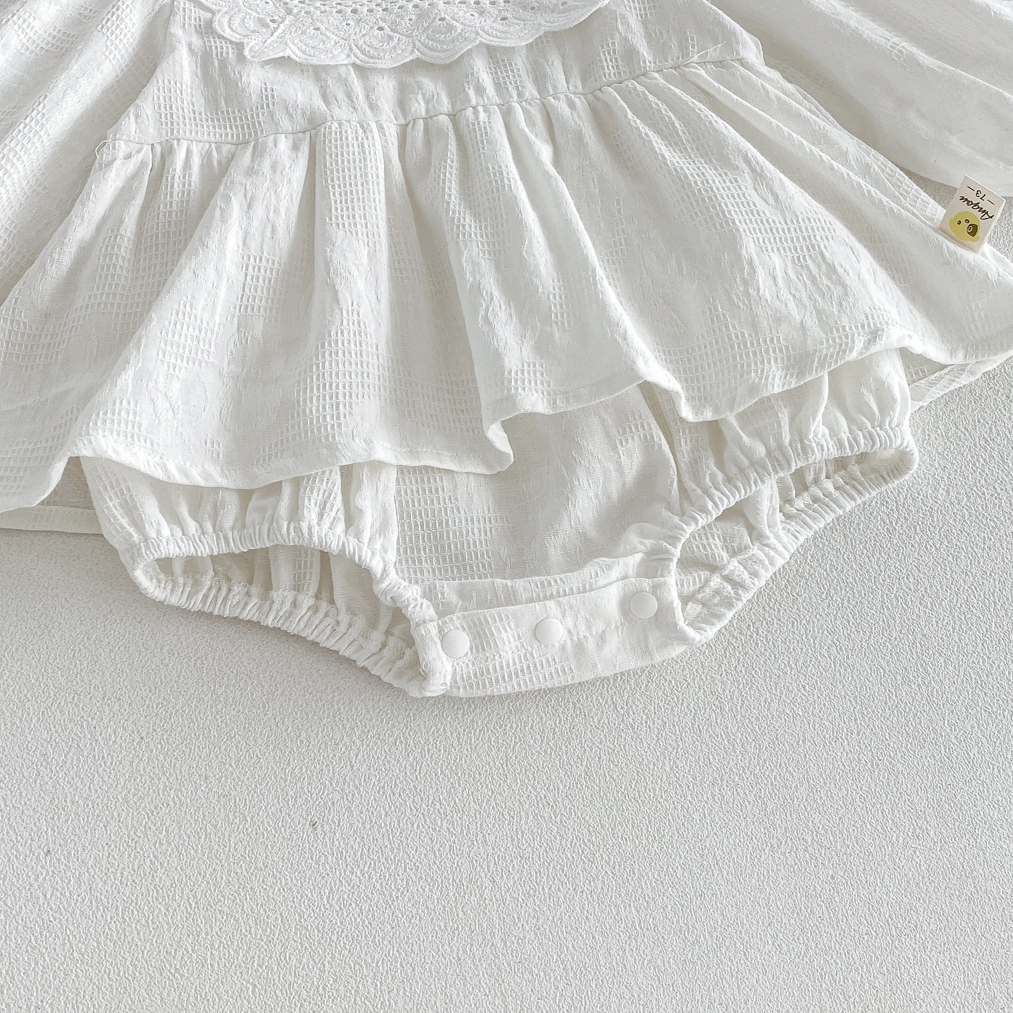 2026 Herbst Babykleidung Süßes Mädchen Baby Weißer Schlafanzug Langarm Prinzessinnen-Stil Rüschenkleid und Strampler – Detail 10