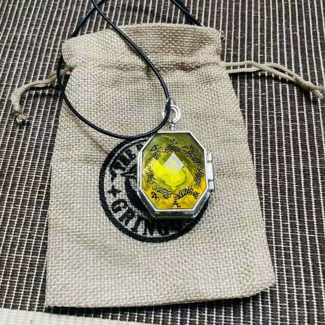 Magic World Cos Prop Can Be Opened Locket Pendant Props Gift Sack 2PCS Set Easter Halloween Christmas Thanksgiving Gift