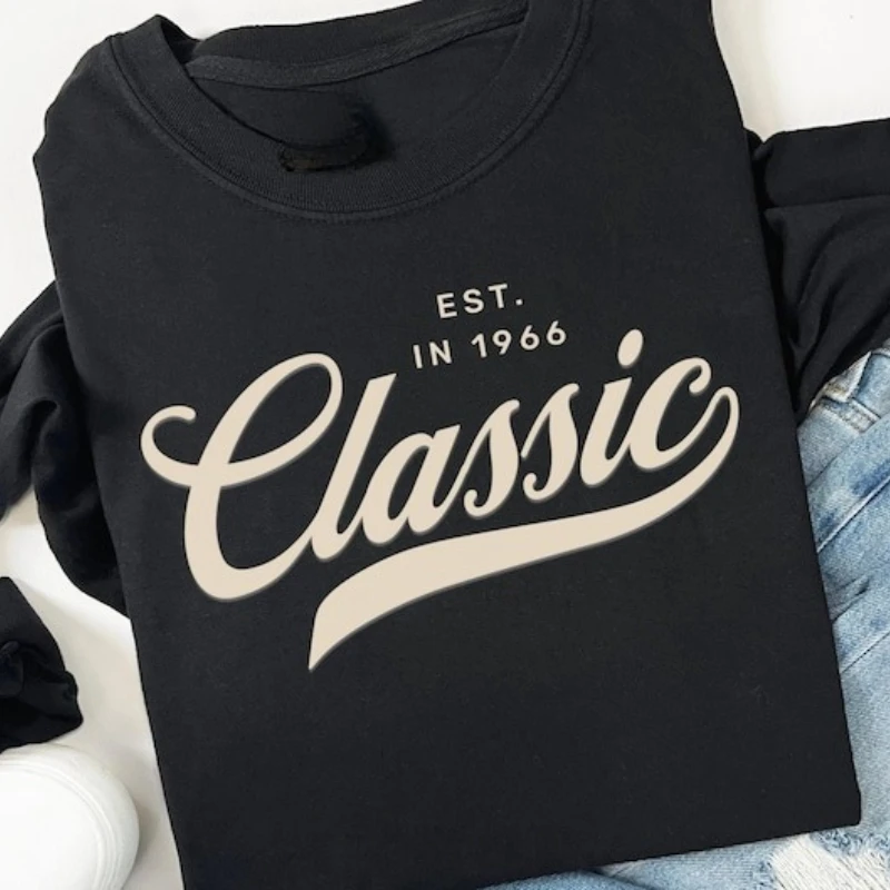 

Ретро-толстовки в университетском стиле, посвященные 60-летию, с классическим дизайном, созданным в 1966 году, с праздничным шармом и подходящим шрифтом.