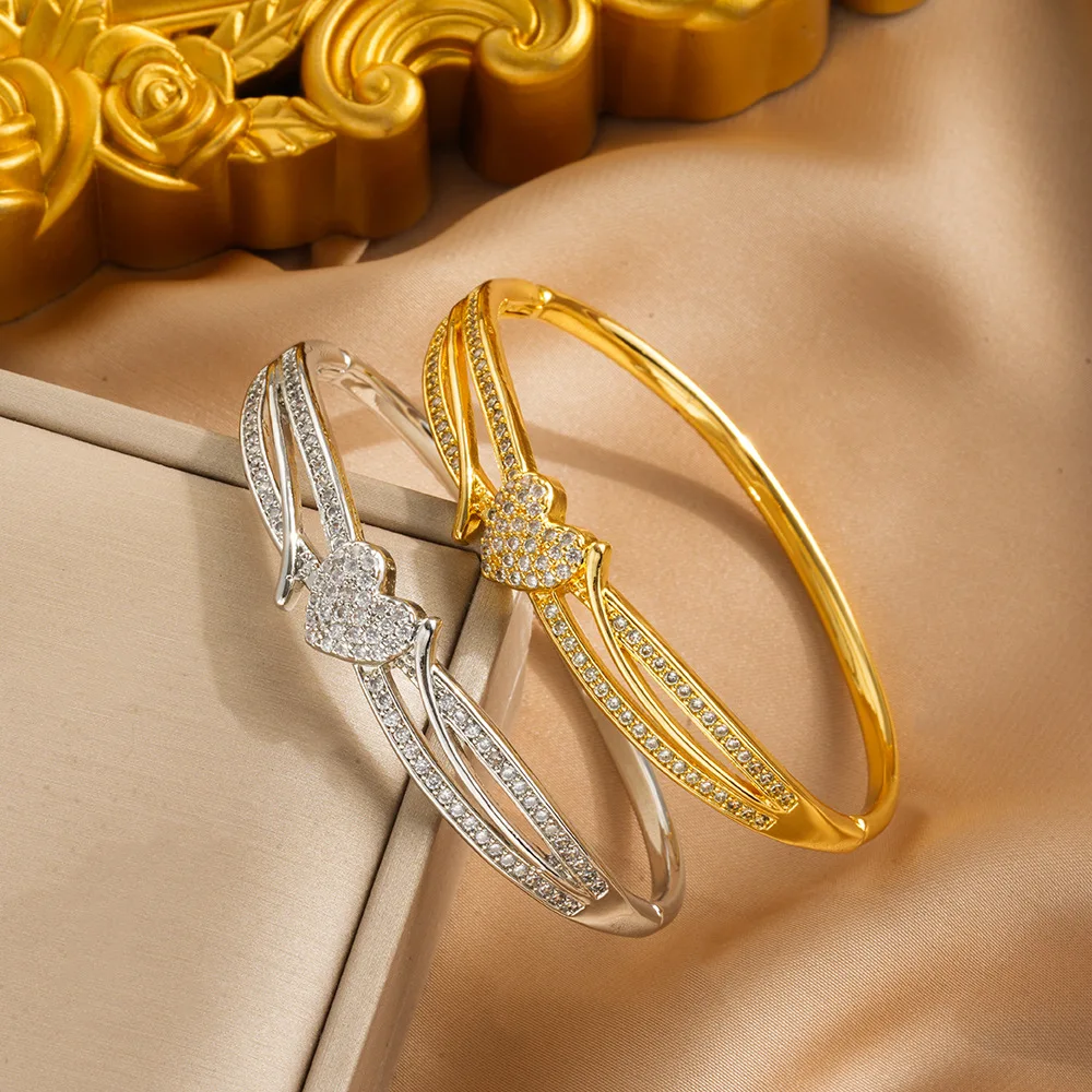 

Новый женский открывающийся браслет в форме сердца, сверхгристая и простая медь, слегка пришитая бриллиантами.