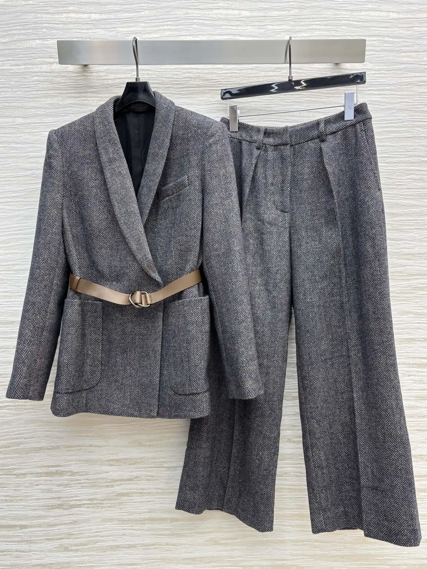 Herbst Neuer Retro Weiß-Grauer Twill-Wollmix Damen-Anzug-Set Elegante Reversjacke mit Gürtel und Hose Zweiteiliger Trainingsanzug