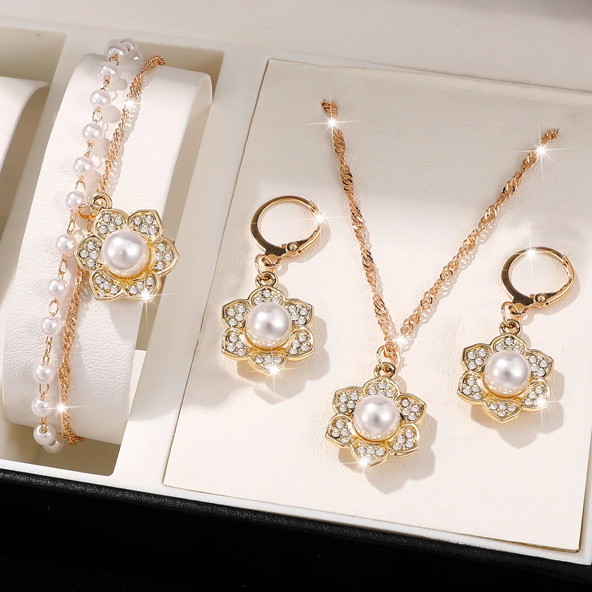 4-teiliges elegantes Schmuckset für Damen mit Imitationsperlen, bestehend aus einer Halskette mit Blumenanhänger, einem Armband und Ohrringen, ideal als Accessoire für Hochzeiten und Partys.
