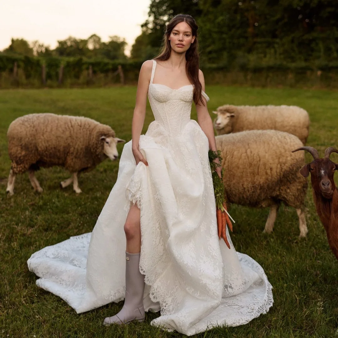 

2026 Lace Luxury Wedding Dresses Sweetheart Bustier Corset Bridal Gown Exquisite Sweep Train robe de mariée Customized