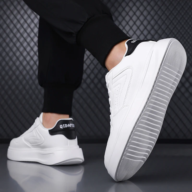 

Men's casual sports shoes with soft, breathable soles that keep feet cool; stylish and trendy, comfortable and lightweight.