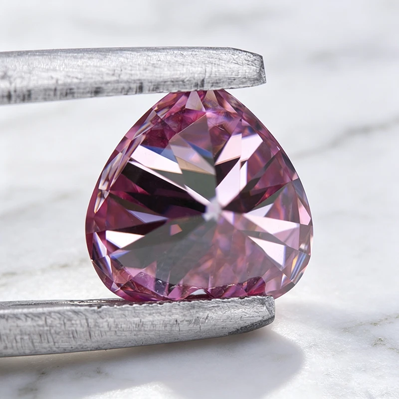 Moissanit-Stein im Herzschliff, rosa Farbe, im Labor gezüchteter Edelstein für die Herstellung von Ringen, Halsketten und Ohrringen, besteht den Diamanttester mit Zertifikat. – Detail 6