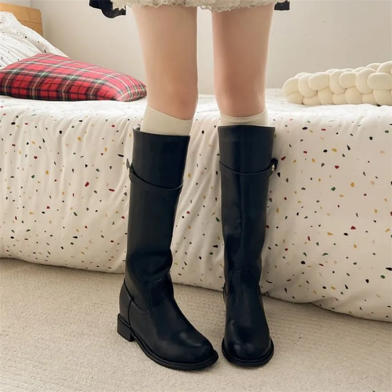 Retro-kasual knielange Stiefel. Verstecktes Design zur Höhenvergrößerung. Runde Zehen, niedriger Absatz, lange, dicke Stiefel für einen Cowboy-Look. – Detail 9