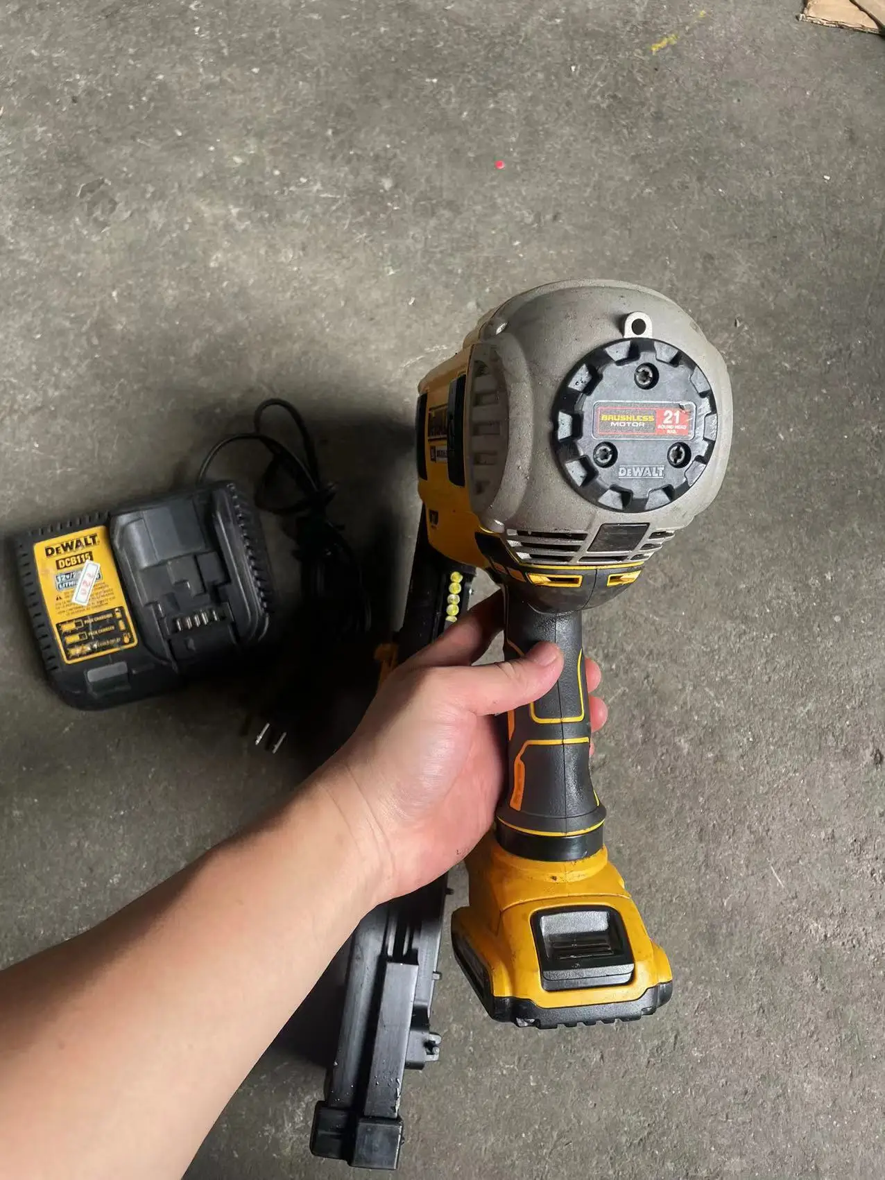 Used Dewalt DCN21PL 20-Volt MAX 15 Cordless Coil Roofing Nailer，with battery and charger